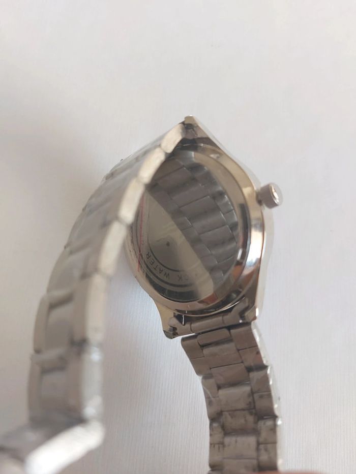 Montre neuf élégante en état - photo numéro 4