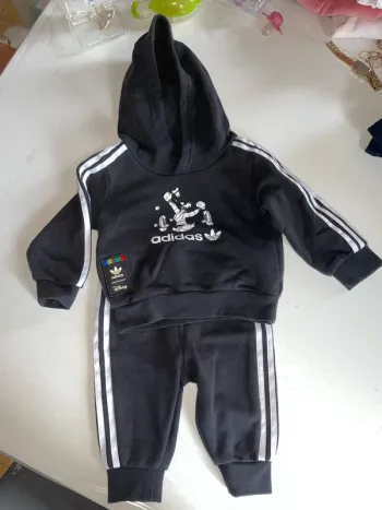 jogging adidas noir disney