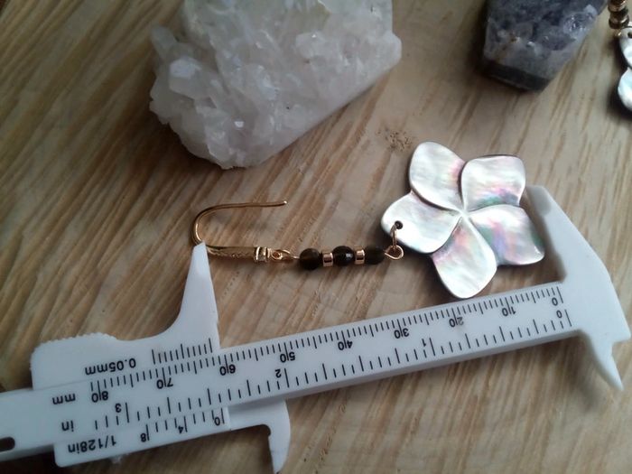 Boucles d'oreilles nacre grise et pierres naturelles d'obsidienne céleste - photo numéro 5