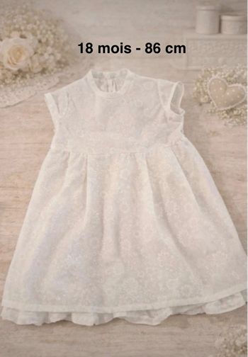 Robe blanche à fleurs — 18 mois (≈86 cm) 