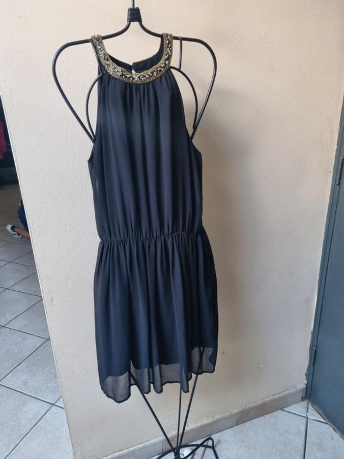 Robe noire légère avec collier de perle au col