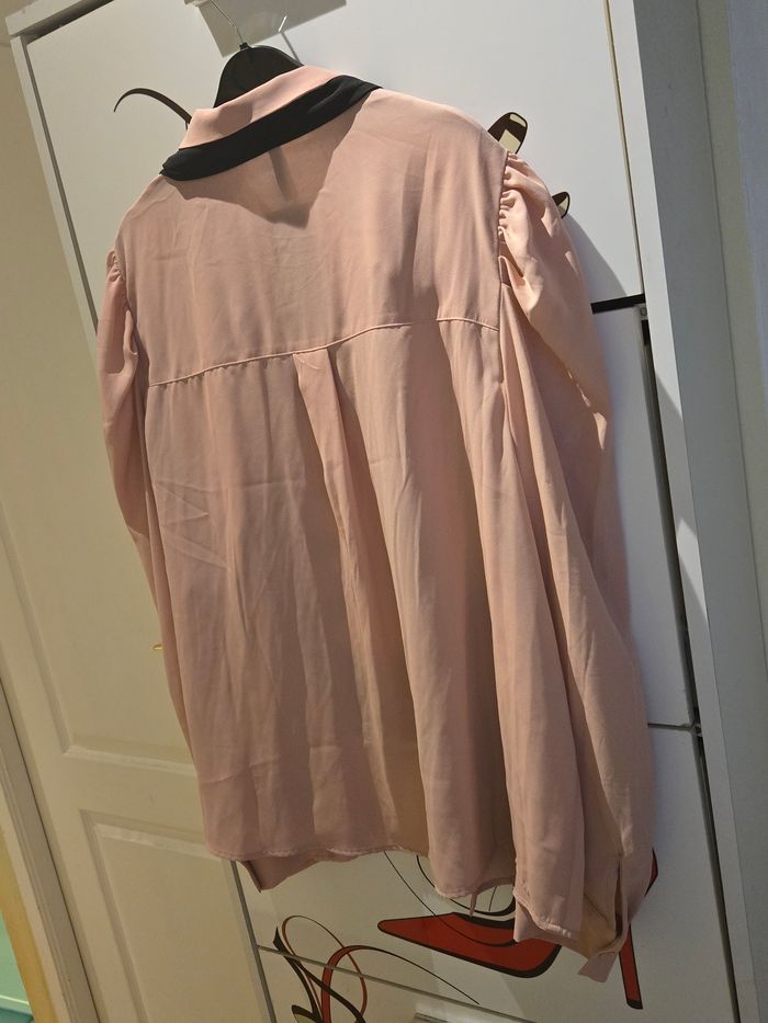 Chemise rose à lavallière noire T.44/46 H&M neuve - photo numéro 5