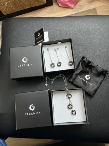 Collier avec 3 boucles d’oreilles ceranity