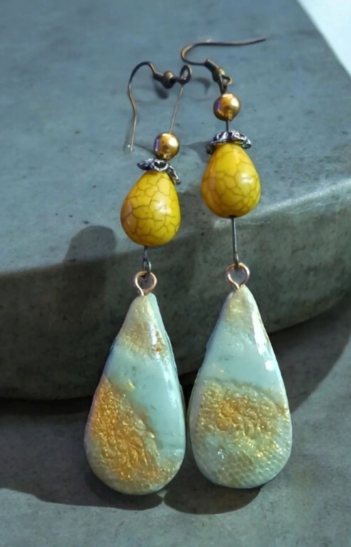 Boucles d'oreilles pendante en résine verte pale - photo numéro 3