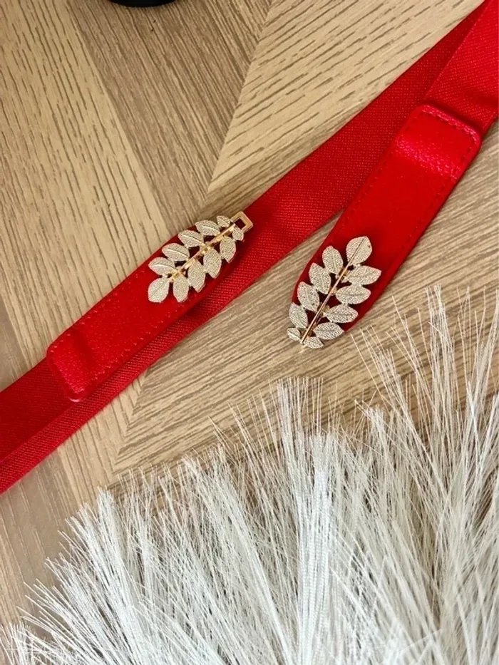 Ceinture rouge élégante – Attache feuille dorée, neuve - photo numéro 2