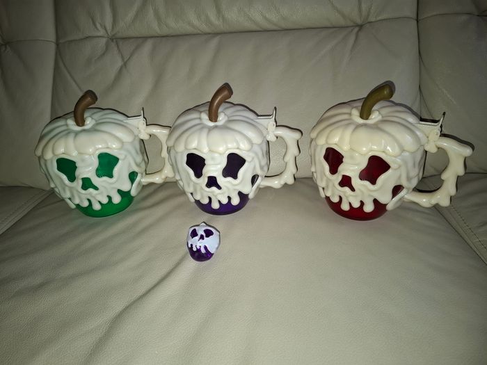 Lot de 3 pommes empoisonnées de belle neige disney
180 € - photo numéro 2