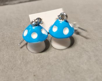 Petits champignons bleus et blancs plastique en boucles d'oreilles