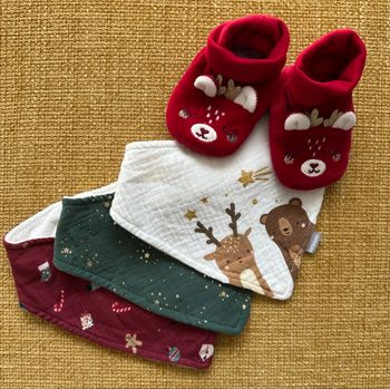 Lot bavoirs et chaussons de Noël