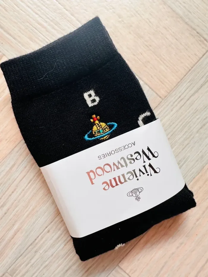 🇯🇵 Achetées au Japon – Chaussettes Vivienne Westwood noires à motifs lettres & orbite bleue