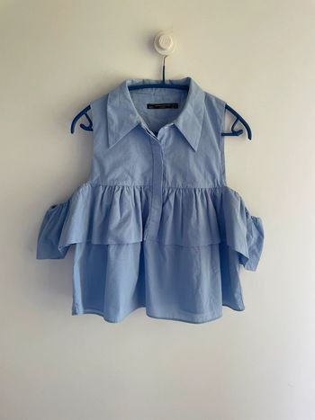 Blouse bleu clair épaules dénudées à volant Zara
