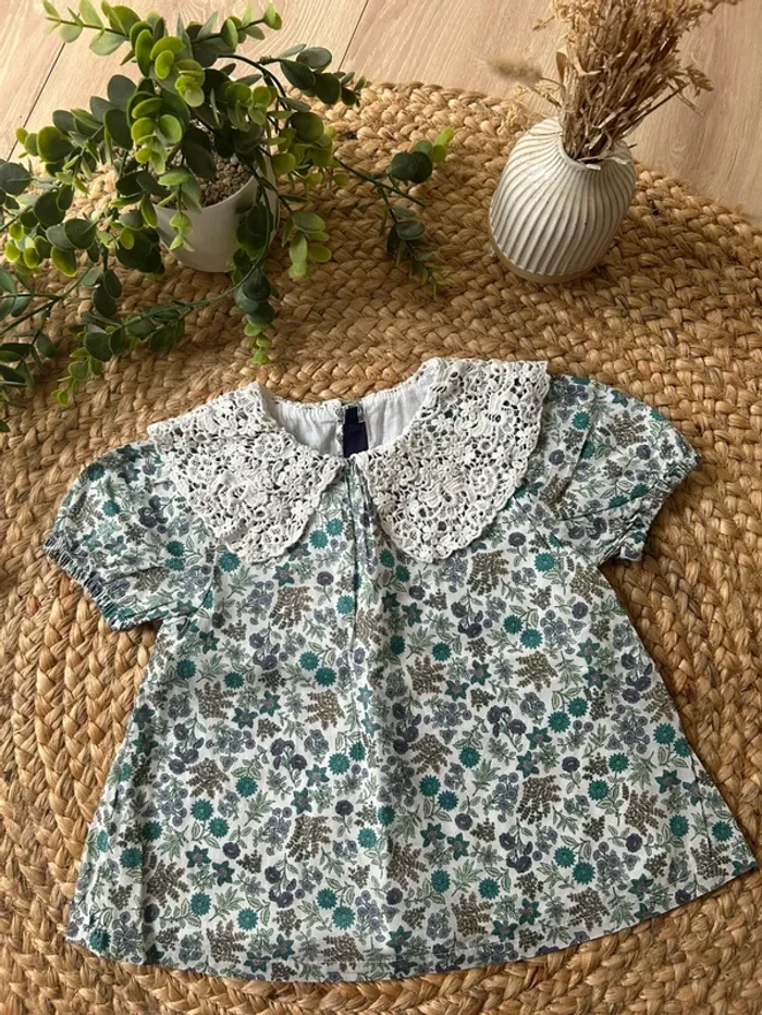 Blouse fleurie col en crochet