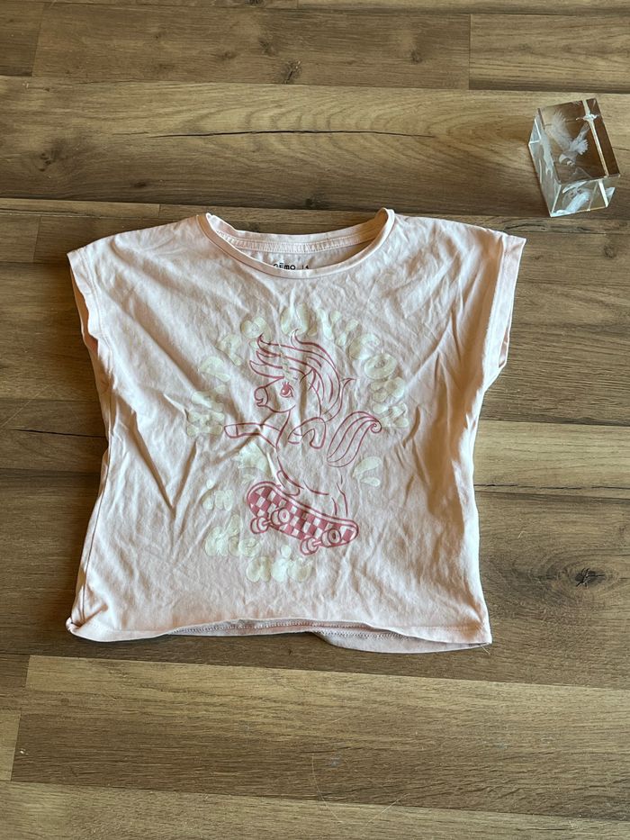 Je vend un tee shirt fille enfant taille 4 ans très bon état