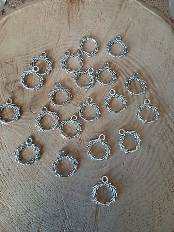 Lot de 22 breloques couronne feuilles