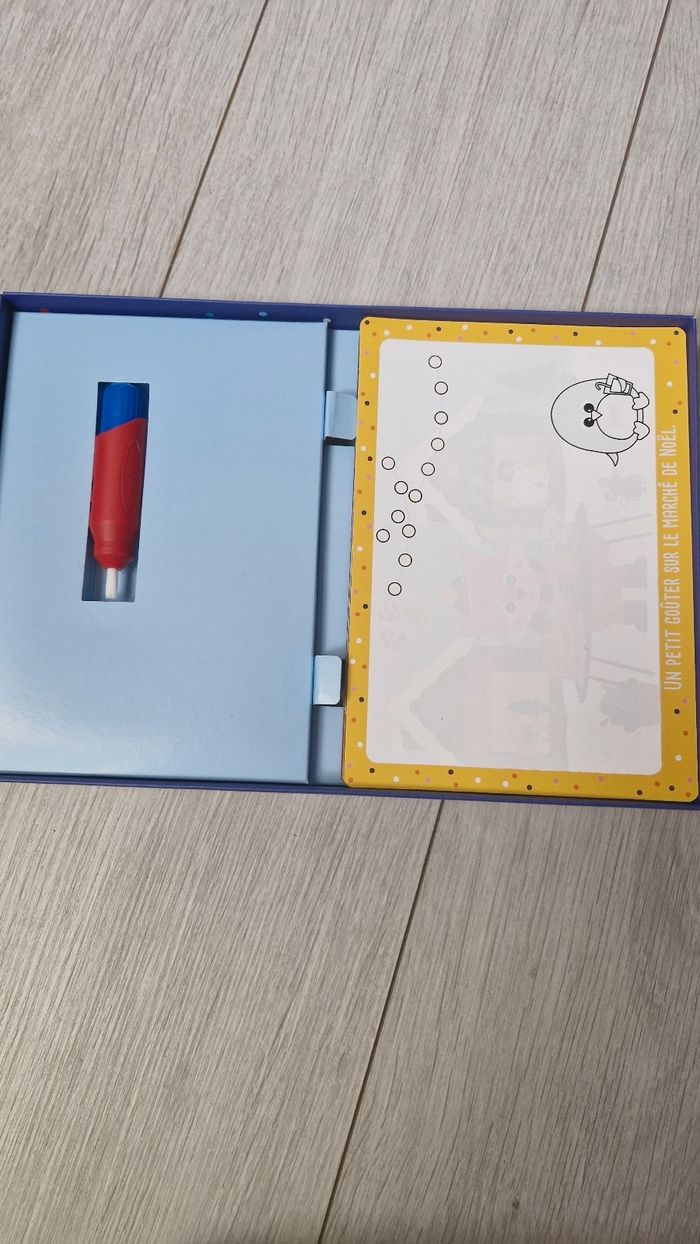 Boite pinceau magique NoelBoite mon premier pinceau magique sur le thème de Noël. 8 cartes à peindre avec le pinceau fourni et de l'eau pour faire apparaître le dessin coloré. Une seule fiche légèrement abîmée. + un coloriage et stickers neuf inclus - photo numéro 5
