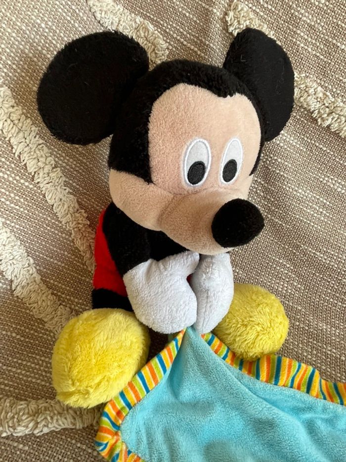 Peluche doudou mouchoir Disney 30cm Mickey souris noir et rouge très bon état - photo numéro 2