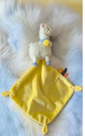 Doudou Lama blanc bleu mouchoir jaune TAPE A L’OEIL TAO