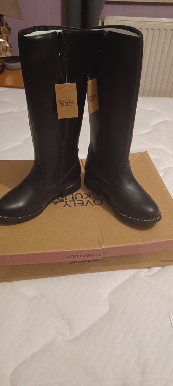Très jolie paire de bottes fille Pointure 31 - photo numéro 2