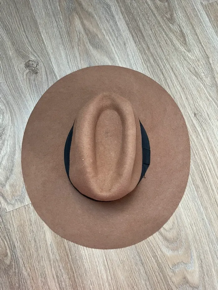 chapeau marron clair en suédine - photo numéro 2