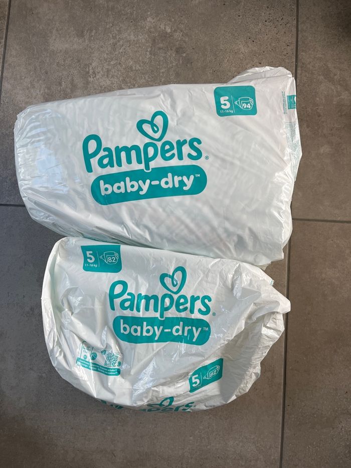 Lot de couches Pampers baby dry taille 5