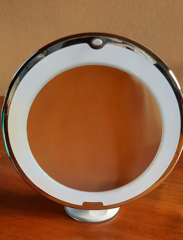 Miroir grossissant lumineux neuf - photo numéro 4
