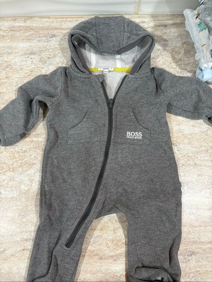2 combinaisons bébé Boss très peu portée 3 mois - photo numéro 2