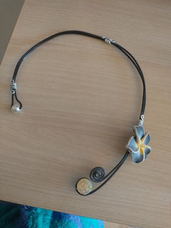 Collier rigide fleur Hawaïenne fait main