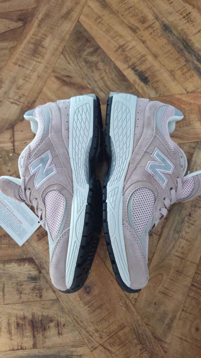 Baskets New Balance 2002R rose Taille 39 - photo numéro 5