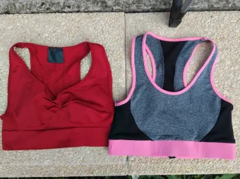 Lot de 2 brassières sport. Le gris est de la marque Jennifer et le rouge Athlitech.