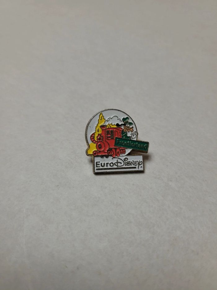Pin's euro disney frontierland