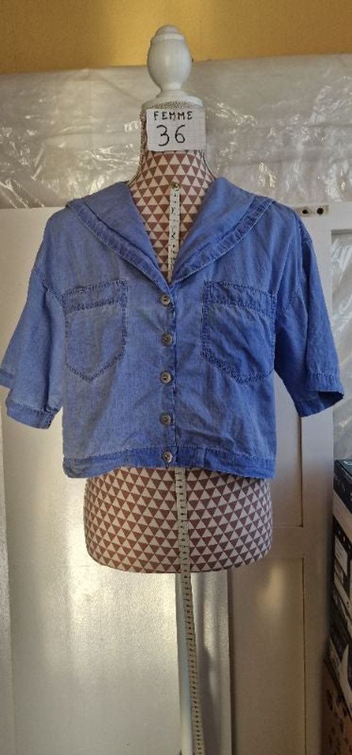 Croc top ,bleu délavé, façon jeans ,en coton, en très très bon état, longueur 42cm ,marque C&A = 4€