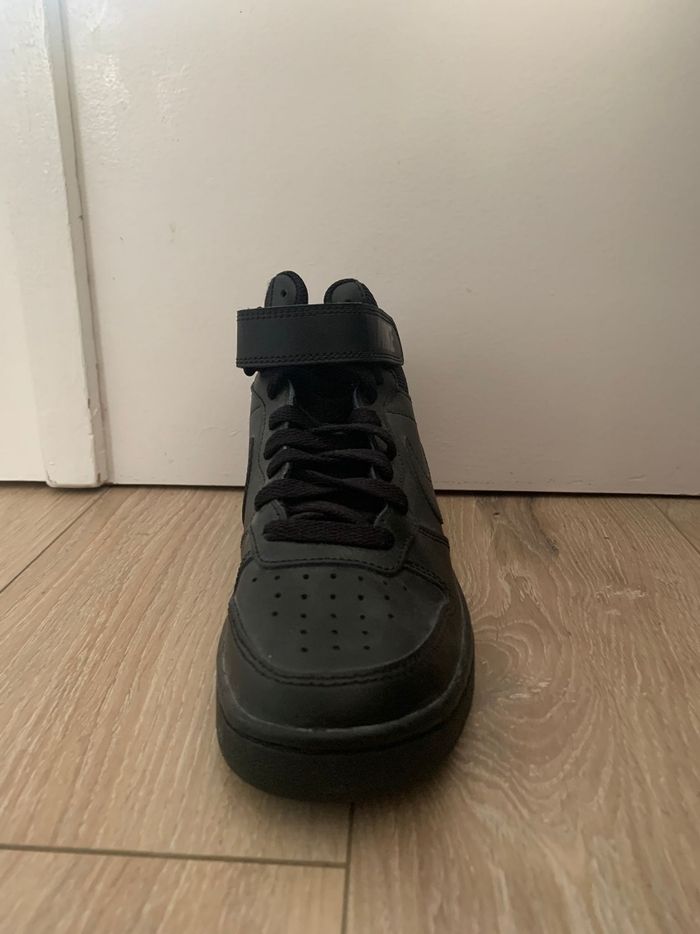 Basket nike court borougt mid 2 montante noir 
Neuve jamais portée 
Taille 37,5 - photo numéro 3