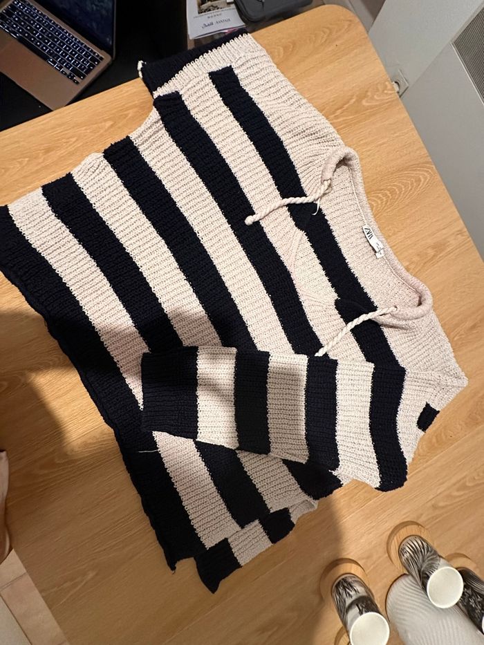Pull rayé noir et beige (ZARA)