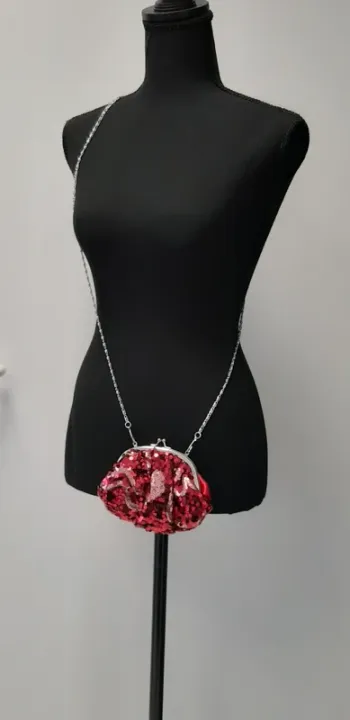 Adorable petite pochette de soirée rétro en satin et paillettes couleur framboise