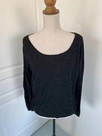 Pull noir avec noeuds cache-cache
