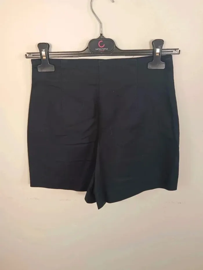C27 short noir Zara XS - photo numéro 2
