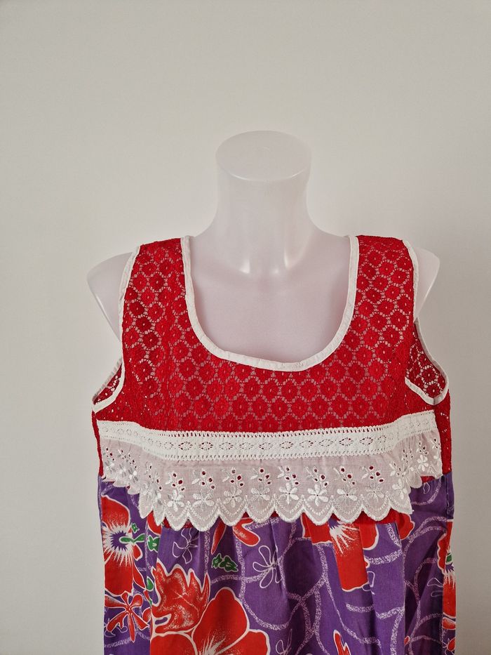 Robe polynésienne violette à motif fleurs à détail dentelle - photo numéro 2