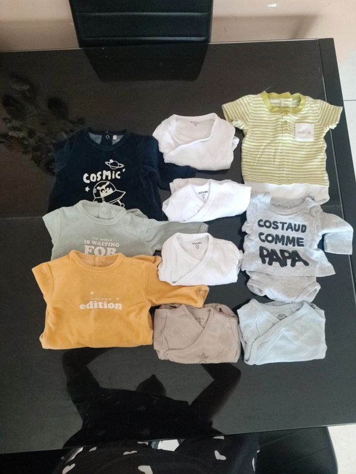 Lot pyjamas/ bodies 1 mois