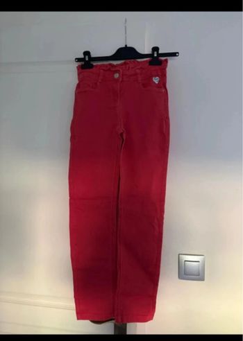 Jean rouge tape à l’œil