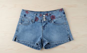 Mini short en jeans brodé taille 16 ans