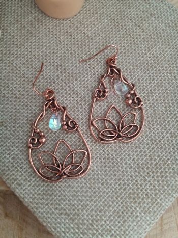 Boucles d'oreille bohème perles de verres à reflets bleutés