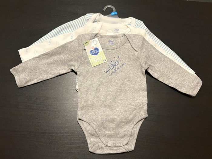 Lot de 3 bodies « Livraison de bisous » Manches longues Mots d’enfants Taille 6 mois.