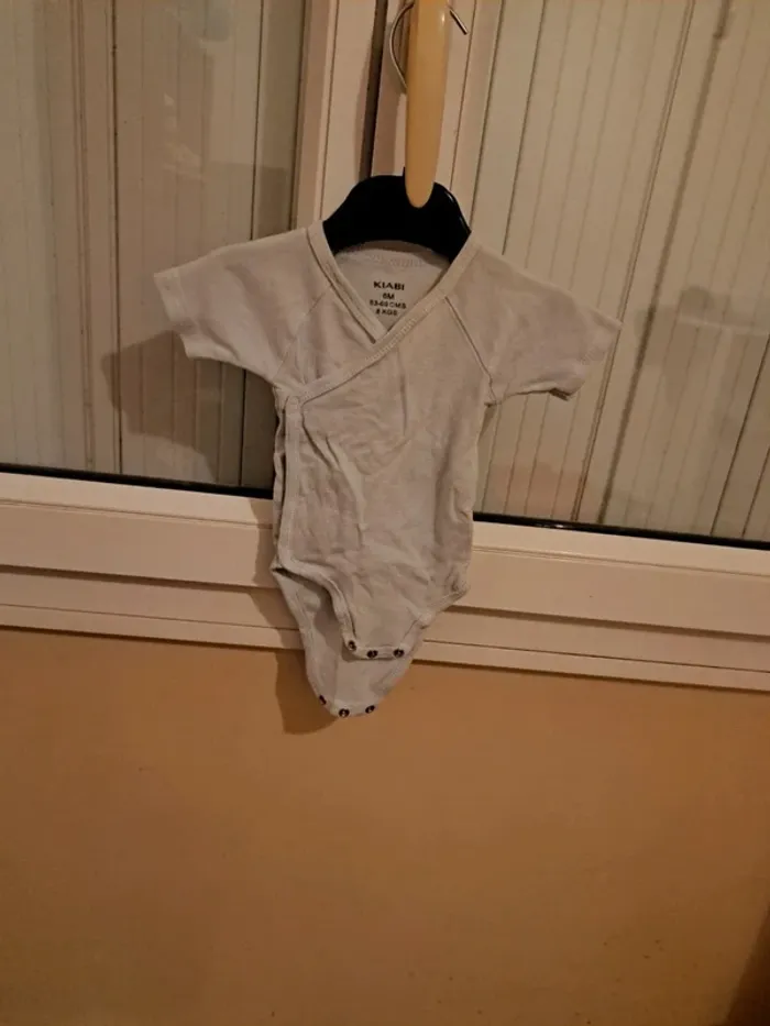 Body avdc ouverture devant Kiabi ( 6mois )