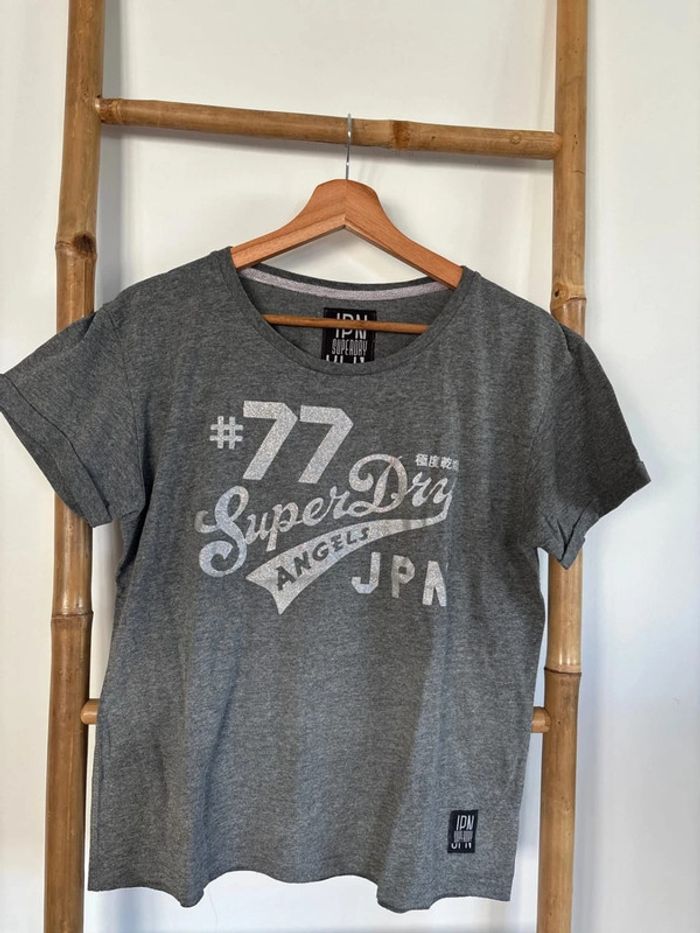 t-shirt gris à paillettes argentées
