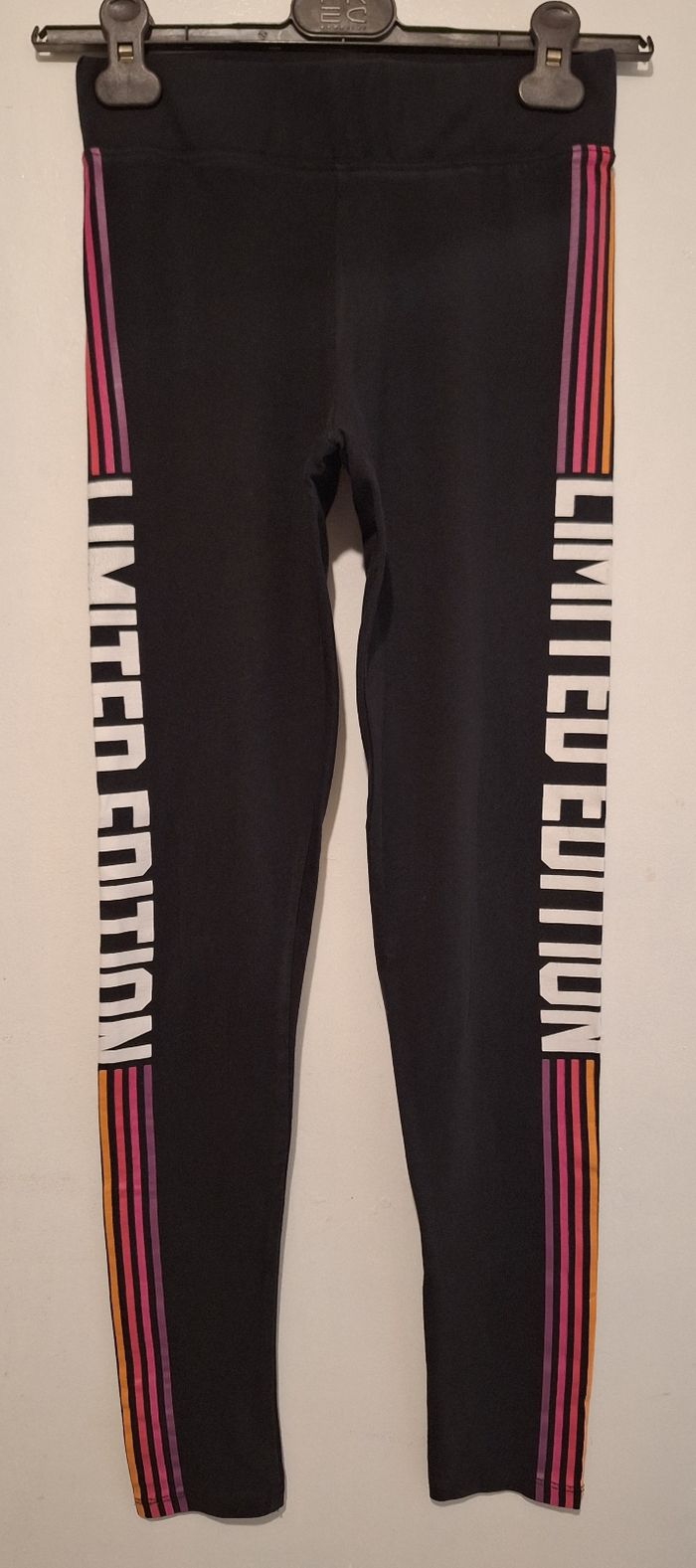Legging noir à imprimé multicolore le long des jambes, idéal pour le soir