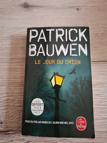 Livre de poche le jour du chien