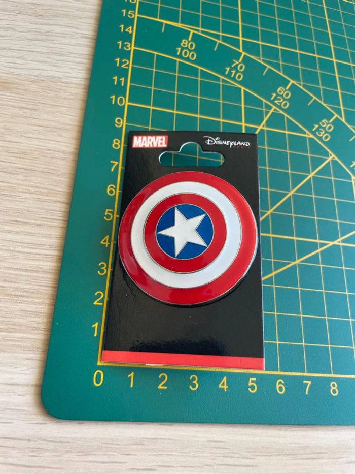 Pin's Marvel Captain America - Bouclier Classique - Disneyland Paris - photo numéro 3
