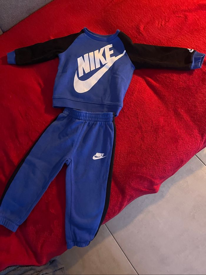 Vend ensemble jogging Nike