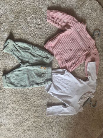 Ensemble (Vert Baudet) : pantalon en gaze de coton et body avec col + petit pull (Fashion Private Company).