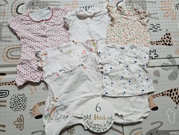 Lot 5 bodies neufs 6 mois