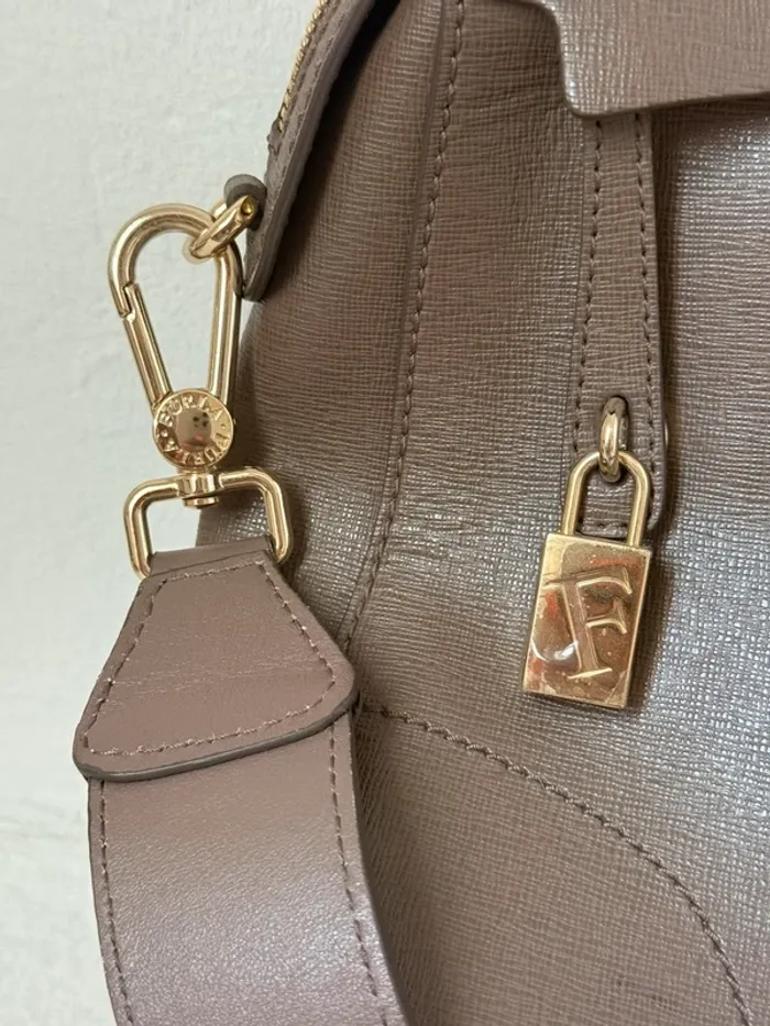 Sac Furla Cuir Taupe – Excellent État – Avec Bandoulière et Cadenas - photo numéro 4